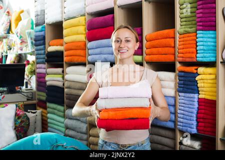 Jeune femme client qui choisit des serviettes Banque D'Images