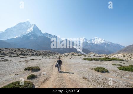 Vue de Kala Patthar de l'himalaya montagnes avec de beaux nuages sur le ciel et le glacier de Khumbu, chemin vers le camp de base du Mont Everest, vallée de Khumbu, Sagarmatha Banque D'Images