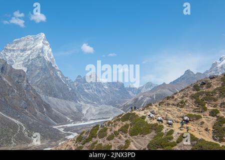 Vue de Kala Patthar de l'himalaya montagnes avec de beaux nuages sur le ciel et le glacier de Khumbu, chemin vers le camp de base du Mont Everest, vallée de Khumbu, Sagarmatha Banque D'Images