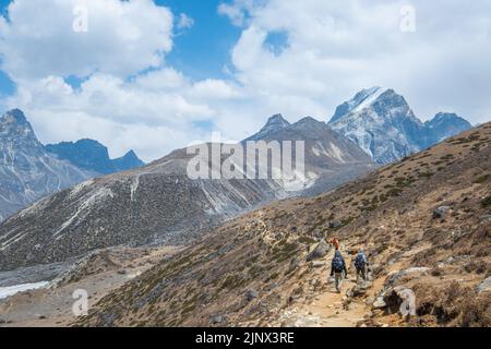 Vue de Kala Patthar de l'himalaya montagnes avec de beaux nuages sur le ciel et le glacier de Khumbu, chemin vers le camp de base du Mont Everest, vallée de Khumbu, Sagarmatha Banque D'Images