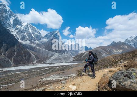 Vue de Kala Patthar de l'himalaya montagnes avec de beaux nuages sur le ciel et le glacier de Khumbu, chemin vers le camp de base du Mont Everest, vallée de Khumbu, Sagarmatha Banque D'Images