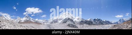 Vue de Kala Patthar de l'himalaya montagnes avec de beaux nuages sur le ciel et le glacier de Khumbu, chemin vers le camp de base du Mont Everest, vallée de Khumbu, Sagarmatha Banque D'Images