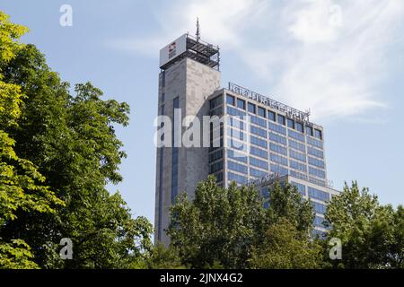 Bâtiment Altus (Uni Centrum, Business Center 2000). Cour par Marriott Katowice City Centre gratte-ciel à Katowice, Pologne. Banque D'Images