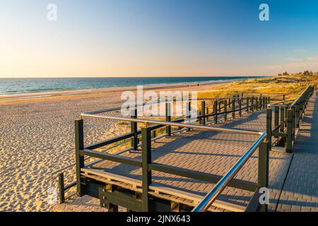 Nouvelle esplanade de la plage de Seacliff en direction de Brighton au coucher du soleil, en Australie méridionale Banque D'Images