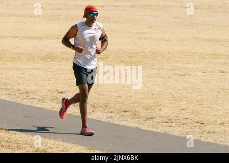 Un coureur à Greenwich Park, Londres, comme une sécheresse a été déclarée pour certaines parties de l'Angleterre après l'été le plus sec depuis 50 ans. Date de la photo: Dimanche 14 août 2022. Banque D'Images