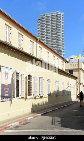 Promenade dans les rues étroites du quartier historique de Neve Tzedek à tel-Aviv, Israël. Banque D'Images