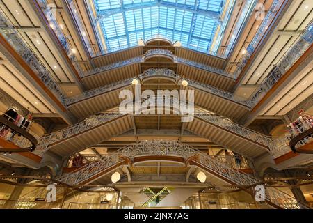 Vue de l'intérieur du bâtiment de luxe Samaritaine situé sur la rive droite de la Seine à Paris, en France. Banque D'Images