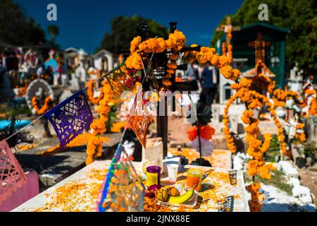 Des tombes, décorées de fleurs marigolées, sont vues lors de la célébration du jour des morts au cimetière de Tlapa de Comonfort, au Mexique. Banque D'Images