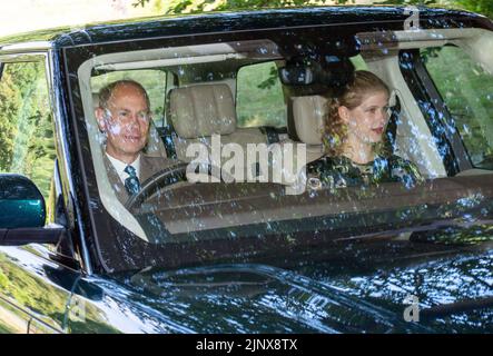 Le comte de Wessex et Lady Louise Windsor arrivent à Crathie Kirk pour assister à un service d'église du dimanche près de Balmoral. Date de la photo: Dimanche 14 août 2022. Banque D'Images