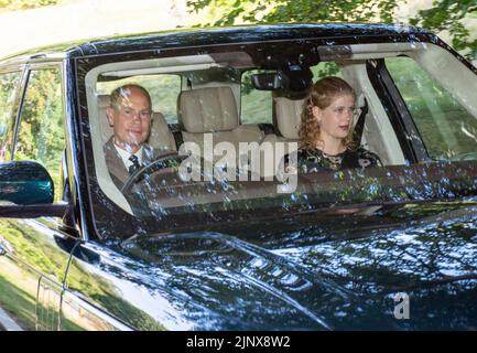 Le comte de Wessex et Lady Louise Windsor arrivent à Crathie Kirk pour assister à un service d'église du dimanche près de Balmoral. Date de la photo: Dimanche 14 août 2022. Banque D'Images