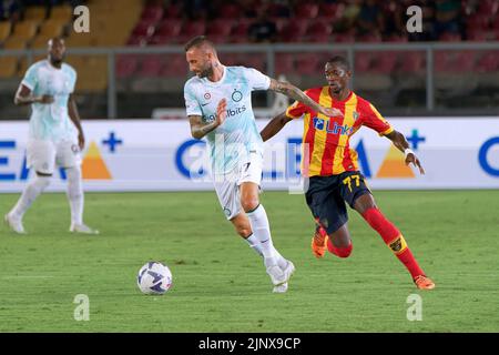 Macelo Brozovic (FC Inter) et Assan Ceesay (US Lecce) pendant la US Lecce vs Inter - FC Internazionale, football italien série A match à Lecce, Italie, 13 août 2022 Banque D'Images