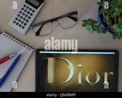 Dans cette illustration, le logo Christian Dior se apparaît sur une tablette Banque D'Images