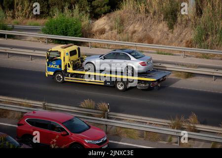 Mercedes classe C transporté sur un CAMION DE COURSE. Province de Malaga, espagne. Banque D'Images