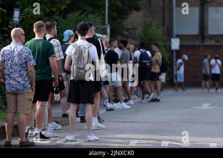 Manchester, Royaume-Uni. 14th août 2022. Des gens font la queue devant une clinique de vaccination contre la variole à Manchester, au Royaume-Uni, le 14 août 2022. Credit: Jon Super/Xinhua/Alay Live News Banque D'Images