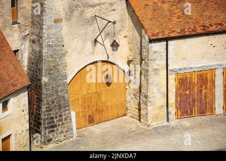 Portes intérieures Blandy-les-Tours vue sur le château depuis la cour Banque D'Images