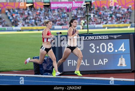 Melissa Courtney-Bryant, du pays de Galles, et Lucia Stafford, du Canada, qui participent à la finale féminine de 1500m aux Jeux du Commonwealth au stade Alexander, Bir Banque D'Images