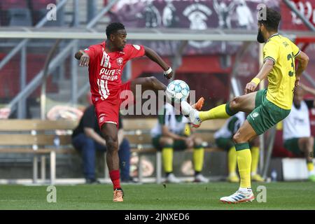 ENSCHEDE - Virgile Misidjan du FC Twente, Dimitrios Siovas de Fortuna Sittard (lr) pendant le match néerlandais Eredivisie entre le FC Twente et Fortuna Sittard au stade de Grolsch Veste sur 14 août 2022 à Enschede, pays-Bas. ANP VINCENT JANNINK Banque D'Images