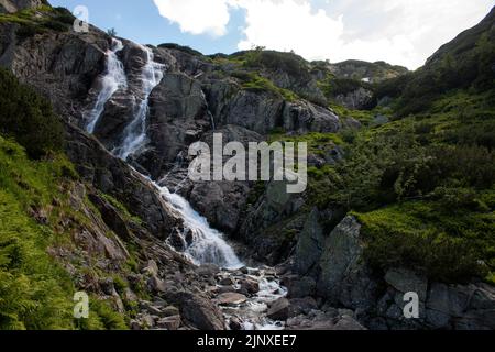 Cascade de Siklawa dans la vallée de Roztoki des montagnes de Tatry, Pologne Banque D'Images