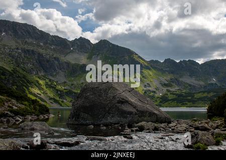 Un grand rocher dans le lac Wielki Staw dans la vallée de cinq lacs, Pologne Banque D'Images