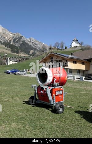 Machine à neige mise au rebut en raison du manque de neige Château d'Oeux Suisse Banque D'Images