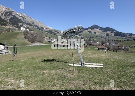 Équipement de ski du Château d'Oeux mis au rebut en raison du manque de neige Banque D'Images