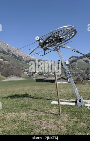 Équipement de ski abandonné Château d'Oeux Suisse en raison du manque de neige Banque D'Images