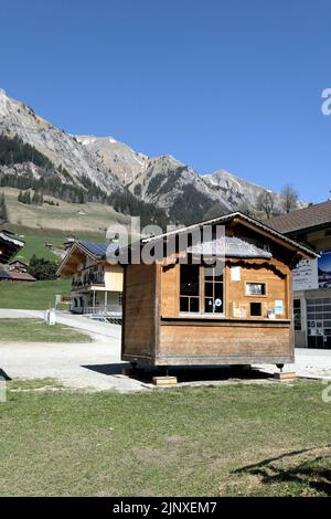 Suisse Château d'Oeux Sad Ecole de ski cabine non utilisée en raison du manque de neige Banque D'Images