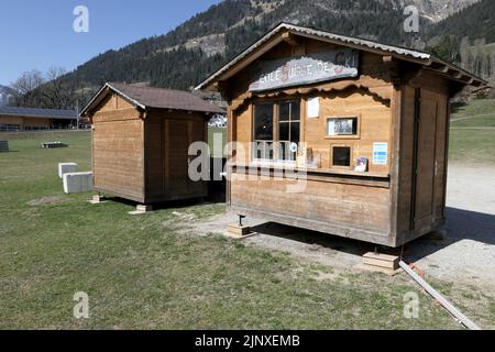 Suisse Château d'Oeux Sad cabines de ski maintenant pas utilisé en raison du manque de neige Banque D'Images