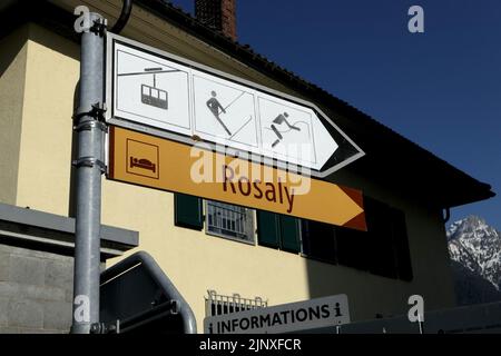 Panneau de route dans le village pour le téléphérique abandonné en raison du changement climatique Banque D'Images