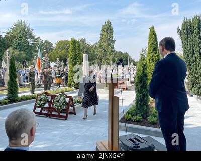 La ministre de la Justice Helen McEntee (au centre) participe à la commémoration en 100th du révolutionnaire irlandais Michael Collins et de l'ancien ministre Arthur Griffith au cimetière Glasnevin de Dublin. Date de la photo: Dimanche 14 août 2022. Banque D'Images