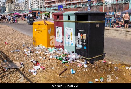 Brighton UK 14th août 2022 - débordement de litière sur les poubelles de plage de Brighton comme le temps de la vague de chaleur continue dans le Sud-est mais il est prévu de changer avec les orages prévus pour les prochains jours : Credit Simon Dack / Alamy Live News Banque D'Images