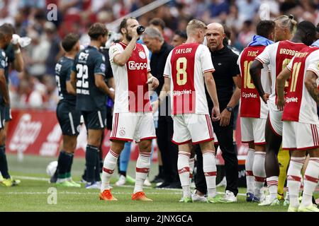AMSTERDAM - (lr) Daley Blind of Ajax, Kenneth Taylor of Ajax, l'entraîneur d'Ajax Alfred Schreuder lors du match néerlandais Eredivisie entre Ajax Amsterdam et le FC Groningen à l'arène Johan Cruijff sur 14 août 2022 à Amsterdam, pays-Bas. ANP MAURICE VAN STEEN Banque D'Images