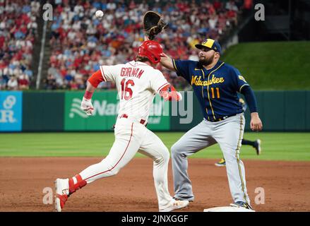 St. Louis, États-Unis. 14th août 2022. Le premier joueur de baseball des Milwaukee Brewers, Tellez, fait juste le crochet pour obtenir les Cardinals de Saint Louis Nolan Gorman dans le quatrième repas au stade Busch de Saint Louis, samedi, 13 août 2022. Photo par Bill Greenblatt/UPI crédit: UPI/Alay Live News Banque D'Images