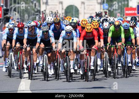 Munich, Allemagne. 14th août 2022. Championnats d'Europe, cyclisme, route, course, hommes, A 209,4 km, de Murnau am Staffelsee à Munich, le peloton est en cours à Munich. Crédit : Soeren Stache/dpa/Alay Live News Banque D'Images