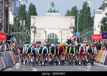 Munich, Allemagne. 14th août 2022. Championnats d'Europe, cyclisme, route, course, hommes, A 209,4 km, de Murnau am Staffelsee à Munich, le peloton est en cours à Munich. Crédit : Soeren Stache/dpa/Alay Live News Banque D'Images