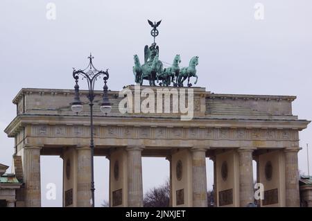 Berlin, Allemagne : détail du haut de la porte Brandenburger Tor (porte de Brandebourg) Banque D'Images