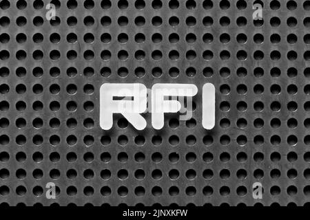 Lettre en alphabet blanc dans le mot RFI (abréviation de la demande d'information) sur fond perforé noir Banque D'Images