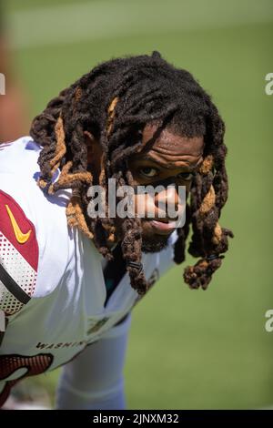 Bobby McCain (20 ans) participe aux échauffements de l'équipe avant le match de pré-saison de la NFL entre les Panthers de la Caroline contre les Commanders de Washington au FedEx Field à Landover, MD, le 13 août 2022. Les Panthers ont battu les commandants 23-21. (Max Siker / image du sport) Banque D'Images