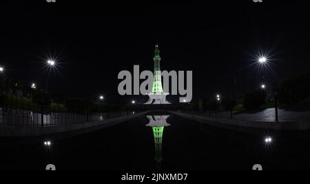 Une vue fascinante de l'éclairage sur Minar-e-Pakistan, l'Assemblée du Punjab, Wapda House, et la gare ferroviaire en relation avec le jour de l'indépendance 75th à Lahore. Minar-e-Pakistan le monument historique au coeur de Lahore symbolise la lutte et les sacrifices pour un pays séparé du sous-continent » le jour de l'indépendance (y?um-e-?z?di), observé chaque année le 14 août, est une fête nationale au Pakistan. Elle commémore le jour où le Pakistan a obtenu son indépendance et a été déclaré État souverain après la fin de l'empire britannique en 1947. Le Pakistan est entré en vigueur à la suite de Banque D'Images