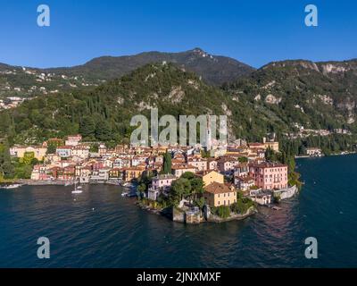 Vue aérienne de Varenna sur le lac de Côme Banque D'Images