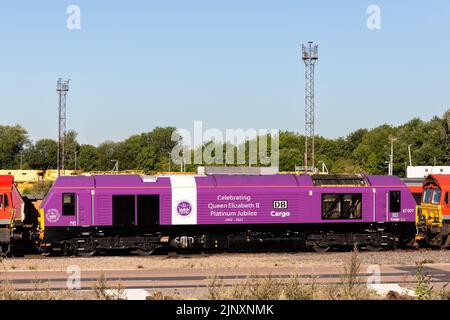 TOON, NOTTINGHAM, ROYAUME-UNI - 11 AOÛT 2022. Un moteur de locomotive DB Schenker Cargo de classe 67 peint dans les couleurs de sa Majesté la reine Elizabeth II et Banque D'Images