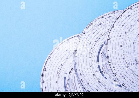 Tachygraphe. Suivi du temps du conducteur. Fixation du mouvement de la voiture. Transport de marchandises avec conduite selon le calendrier. Disque de temps. Arrière-plan f Banque D'Images