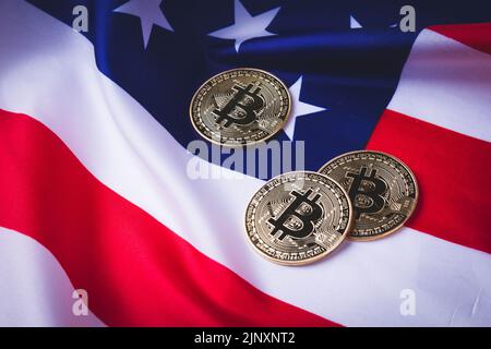 Bitcoins aux États-Unis. Interdiction des crypto-monnaies aux États-Unis. La croissance du taux de change. Drapeau américain et bitcoin. Banque D'Images