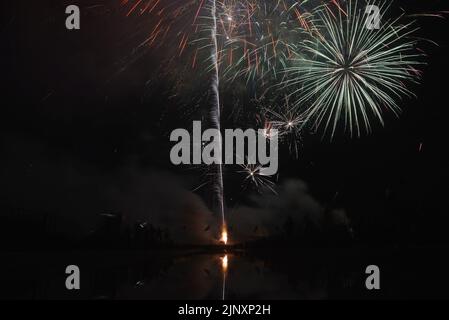 Lahore, Punjab, Pakistan. 14th août 2022. Une vue magnifique et captivante des feux d'artifice à Minar-e-Pakistan, Greater Iqbal Park en liaison avec le jour de l'indépendance de 75th à Lahore à minuit. Minar-e-Pakistan le monument historique au coeur de Lahore symbolise la lutte et les sacrifices pour un pays séparé dans le jour de l'indépendance du sous-continent (y?um-e-?z?di), observé chaque année le 14 août, est une fête nationale au Pakistan. Elle commémore le jour où le Pakistan a obtenu son indépendance et a été déclaré État souverain après la fin de l'empire britannique en 1947. Pakista Banque D'Images