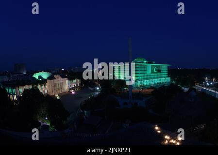 Lahore, Punjab, Pakistan. 13th août 2022. Une vue fascinante de l'éclairage sur Minar-e-Pakistan, l'Assemblée du Punjab, Wapda House, et la gare ferroviaire en relation avec le jour de l'indépendance 75th à Lahore. Minar-e-Pakistan le monument historique au coeur de Lahore symbolise la lutte et les sacrifices pour un pays séparé dans le jour de l'indépendance du sous-continent (y?um-e-?z?di), observé chaque année le 14 août, est une fête nationale au Pakistan. Elle commémore le jour où le Pakistan a obtenu son indépendance et a été déclaré État souverain après la fin de l'empire britannique en 1947. Pack Banque D'Images