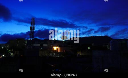 Ajmer, Inde. 14th août 2022. Le ciel bleu est vu pendant la mousson nuages se profilent au-dessus de la ville d'Ajmer Rajasthan, Inde sur 13 août 2022. Photo par ABACAPRESS.COM crédit: Abaca Press/Alay Live News Banque D'Images