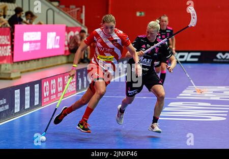 Prague, République tchèque. 14th août 2022. De gauche Eliska Krupnova de Pixbo et Ellen Svensson de Falun en action pendant l'Open de République tchèque, le plus grand tournoi international de floorball à Prague, République tchèque, 14 août 2022. Crédit : Roman Vondrous/CTK photo/Alay Live News Banque D'Images