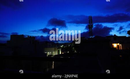 Ajmer, Inde. 14th août 2022. Le ciel bleu est vu pendant la mousson nuages se profilent au-dessus de la ville d'Ajmer Rajasthan, Inde sur 13 août 2022. Photo par ABACAPRESS.COM crédit: Abaca Press/Alay Live News Banque D'Images