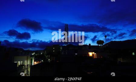 Ajmer, Inde. 14th août 2022. Le ciel bleu est vu pendant la mousson nuages se profilent au-dessus de la ville d'Ajmer Rajasthan, Inde sur 13 août 2022. Photo par ABACAPRESS.COM crédit: Abaca Press/Alay Live News Banque D'Images