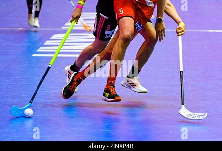 Prague, République tchèque. 14th août 2022. De gauche Eliska Krupnova de Pixbo et Ellen Svensson de Falun en action pendant l'Open de République tchèque, le plus grand tournoi international de floorball à Prague, République tchèque, 14 août 2022. Crédit : Roman Vondrous/CTK photo/Alay Live News Banque D'Images